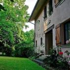 Espacio: 774 m². El chalet está distribuido en cuatro plantas con diez habitaciones. Tiene amplios salones, oficina, cuarto de juegos y varias terrazas. Para saber más pincha aquí.