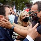 Pere Aragonès saluda al exconseller Josep Rull a su salida de la cárcel.