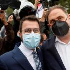 El presidente de la Generalitat, Pere Aragon&egrave;s, junto al presidente de su partido, Oriol Junqueras, a las puertas de la c&aacute;rcel de Lledoners.