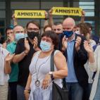 La exconsellera Dolors Bassa junto a los simpatizantes que se han congregado a las puertas de la prisión.