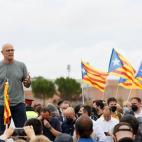 El exconseller Raül Romeva se dirige a los simpatizantes que se han congregado a las puertas del centro Penitenciario de Lledoners.