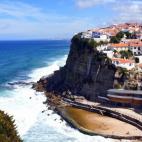 Al norte de Sintra se encuentra este precioso pueblo de casitas blancas. Se puede decir que está literalmente colgando de un acantilado y mirando al Atlántico. Es realmente espectacular y hasta da un poquito de miedo… "El paisaje empieza a ...