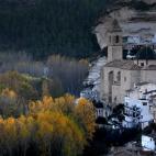 Sobre un meandro del Júcar se encuentra este precioso pueblo de Albacete. De lejos se ve un paisaje increíble, pero la cosa no queda ahí. Alcalá del Júcar tiene la parroquia de San Andrés, del siglo XVI, un puente sobre el río del XVIII y...