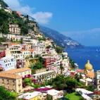 Positano es de esos descubrimientos que te dejan sin palabras. De lejos es una verdadera maravilla con todos esos colores, terrazas, montañas… Una advertencia: para descubrir Positano a pie hay que estar en forma. Prácticamente todas sus cal...
