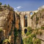 Un clásico de los pueblos sorprendentes. Los edificios de su casco antiguo miran a una profunda garganta del paso del río Guadalevín que se cruza por el famosísimo Puente de Ronda. Uno de los destinos culturales más queridos de la provincia...