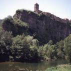 "Uno de los pueblos mas pequeños de la ciudad de Girona, asentado en unos acantilados de basalto. La Iglesia y las casas que cuelgan sobre el acantilado son algo que impresiona ver. El casco antiguo de Castellfollit de la Roca, de origen mediev...