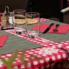 No se reciclan y deben ir al contenedor de basura general, ya que en el de cartón contaminarían el resto de material y harían difícil o incluso imposible reciclar. Si están poco manchadas en el azul.