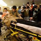 Un familiar de los pasajeros del vuelo de Malaysia Airlines reacciona con histeria y necesita atención médica después de que la aerolínea les informara de que el avión se estrelló y no hay supervivientes.