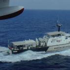Un buque patrullero de la Agencia de Vigilancia Marítima de Malasia, durante las tareas de localización del avión en la costa de Kelantan, Malasia.