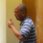 Uno de los familiares de los fallecidos en el accidente del vuelo de Malaysia Airlines abandona la habitación tras conocer la noticia de la caída del avión.