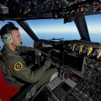 El teniente de vuelo Russell Adams, del escuadrón 10, dirige su AP-3C Orion sobre el Océano Índico Meridional durante la búsqueda del avión desaparecido. Los equipos de búsqueda soportan mal tiempo mientras tratan de encontrar objetos que ...