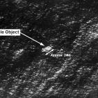 Imágenes de satélite proporcionadas por la Autoridad de Seguridad Marítima Australiana (AMSA) que posibles restos del vuelo MH370 en una zona a 185 kilómetros al sureste de la zona original de búsqueda. Funcionarios australianos han revelad...