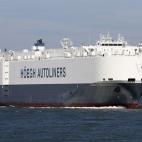 Esta foto sin fecha de Hoegh Autoliners muestra la nave San Petersburgo de la empresa noruega Hegh, que se dirige al Océano ïndico a petición del Gobierno australiano para ayudar en la búsqueda de los restos del Boing 777 de Malaysia Airline...