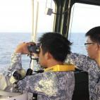 Miembros de la Armada de la República de Singapur durante la búsqueda del avión de Malaysia Airlines, desaparecido el pasado sábado con 239 personas a bordo. El vuelo desapareció del radar una hora después del despegue. Una flota internaci...