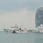 Buques de la Administración de Seguridad Marítima China (China MSA) abandonan el sur de China para buscar el Boeing 777 desaparecido, en Sanya, Hainan. China ha anunciado este martes la suma de diez satélites a las labores de búsqueda.