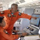 Las Fuerzas Aéreas de Indonesia trabajan para encontrar la aeronave desaparecida, desde un avión que sobrevuela el estrecho de Malacca. Los familiares de los viajeros chinos (dos tercios del total de pasajeros) del vuelo de Malaysia Airlines h...