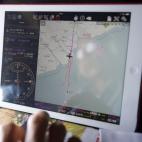 El oficial militar Ngo Ngoc Dong se refleja en la pantalla de un Ipad donde enseña un mapa en el que se muestra la ruta de las Fuerzas Aéreas de Vietnam en las tareas de búsqueda y rescate. Además de China, Vietnam, Singapur e Indonesia, tam...