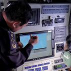 Efectivos de la Agencia Marítima de Malasia buscan el avión desde un buque patrullero.