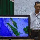 Un oficial vietnamita, junto a una pantalla de televisión que muestra una ruta de vuelo, durante una rueda de prensa sobre las tareas de búsqueda del Boeing 777 en el aeropuerto de Phu Quoc.