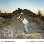 Andrzej Tobis, Martillo de herrero, de dos manos, de la serie 'A-Z. Diccionario ilustrado', 2007