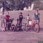 Aquellos que dejaban a sus hijos ir en bici sin casco.