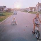 Aquellos que permitían que el hermano mayor atara una cuerda a su bicicleta para arrastrar al pequeño en su triciclo. Y cuesta abajo.