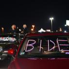 Los coches se tunean en la noche electoral.