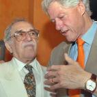El expresidente del Gobierno de Estados Unidos Bill Clinton habla con Gabriel García Márquez durante la ceremonia de inauguración del IV Congreso Internacional de la Lengua Española en Cartagena, Colombia, el 26 de marzo de 2007.