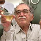 Gabo brinda con periodistas durante la edición número 63 del encuentro de la asociación Interamericana de Prensa en Cartagena, Colombia, el 19 de marzo de 2007.