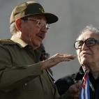 El presidente cubano Raúl Castro, con el Nobel de Literatura en La Habana, Cuba, el dos de diciembre de 2006.