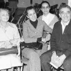 El escritor posa junto a un grupo de mujeres, en algún lugar de cuba en 1981.