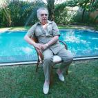 Gabriel García Márquez posa en su casa de Cartagena (Colombia) en 2000, junto a la piscina.