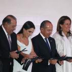 De izquierda a derecha: el periodista estadounidense Larry King, el billonario mexicano Carlos Slim, su hija Soumaya Slim, el presidente de México Felipe Calderon, su mujer Margarita Zavala, y García Márquez, cortan la cinta de inauguración ...