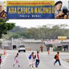 La gente pasea bajo una pancarta que recoge el nuevo nombre propuesto por el ayuntamiento para la ciudad. El referendum para escogerlo fracasó por la baja participación.