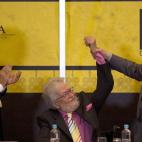 El escritor mexicano Fernando del Paso, en el centro, recibe las felicitaciones del escritor colombiano y su amigo Carlos Fuentes, escritor mexicano, en la Feria Internacional del Libro de Guadalajara de 2007.