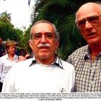 Dos de los escritores vivos más afamados, el estadounidense Arthur Miller y el colombiano García Márquez en San Francisco de Paula (La Habana), tras un peregrinaje a la casa de otro grande de la literatura, Ernest Hemingway. Junto a Miller y...