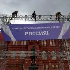 Trabajadores levantan el escenario.