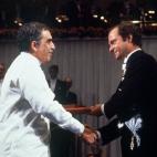El escritor recibe el Nobel de Literatura de las manos del rey Carl Gustaf de Suecia (10 de diciembre de 1982).
