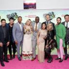 De izquierda a derecha: Henry Cavill, Joel Kinnaman, Jay Hernandez, Ezra Miller, Will Smith, Margot Robbie, Adewale Akinnuoye Agbaje, Karen Fukuhara, Jai Courtney, Cara Delevingne, Jared Leto, Ben Affleck y Jason Momoa.