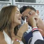 El futbolista y la modelo presenciando un partido del torneo Community Cup 2010, en una de las primeras imágenes que se tiene de ellos dos juntos.