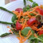 Con fresas, espárragos, zanahoria y piñones fritos. Consulta cómo prepararlo en Cookpad.