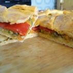 Está rellena de patatas, cebolla, zanahoria, grelos, guisantes, pimientos y judías verdes. Consulta la receta en Cookpad.