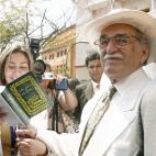 En 1967 publica la que será su novela más famosa, Cien años de soledad, una obra que ha influido en los escritores contemporáneos más importantes. El acoso mediático que sufrió después de su publicación le impulsaron a emigrar a otro pa...