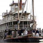 El amor en los tiempos del cólera vio la luz en 1985. Se trata de una novela de amor basada en la historia de amor de sus padres y sería adaptada posteriormente al cine con un reparto internacional (en la imagen, el rodaje). Ese mismo año fun...