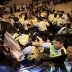 5c8b26f4240000f404a4393b