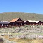 Bodie es un pueblo fantasma que a finales de 1870 alcanzó los 10.000 habitantes, que llegaron atraídos por sus minas de oro. La ciudad contaba con restaurantes, salones de fiesta, iglesias, bancos, burdeles, una ópera y una escuela, además d...