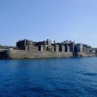 Hashima (Gunkanjima) es una pequeña isla a 19 kilómetros de Nagasaki, donde en 1890 la empresa Mitsubishi comenzó una operación de minería de carbón de fondos marinos a gran escala. En 1916 era tan solo un bloque de apartamentos de gran al...