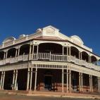 La ciudad fantasma de Gwalia es el emplazamiento perfecto para descubrir la rica historia de la minería australiana de principios de siglo. El pequeño asentamiento que se creó rodeando la mina de Hijos de Gwalia fue abandonado en 1963, al cer...