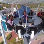 Un bar a ras de suelo está bien, pero poder subir a tomarte unas cañas con unos amigos a 35 metros de altura es bastante más divertido. TRUCO: la chaqueta que te quitaste abajo te será de utilidad. El viento se nota bastante más ahí arriba.