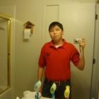 Si no encuentras por algún lado el papel de baño... recuerda que también debes buscar cerca del TECHO. (via boredom.net)